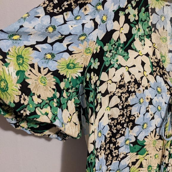 Spring Floral Blouse with Ties and Buttons - Picture 2 of 5